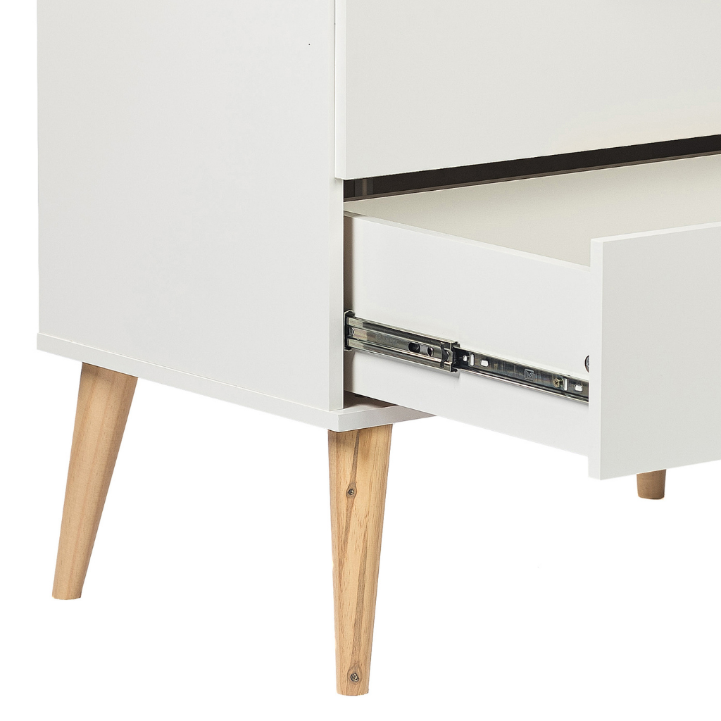 Cômoda 3 gavetas retrô cor branco, puxador reto cor carvalho, destacando as corrediças