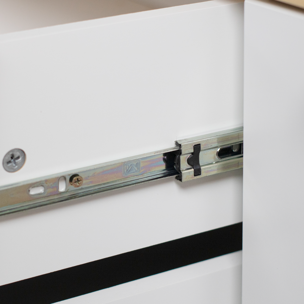 cômoda 4 gavetas e 1 porta evolutivo cor carvalho e branco, destacando as corrediças