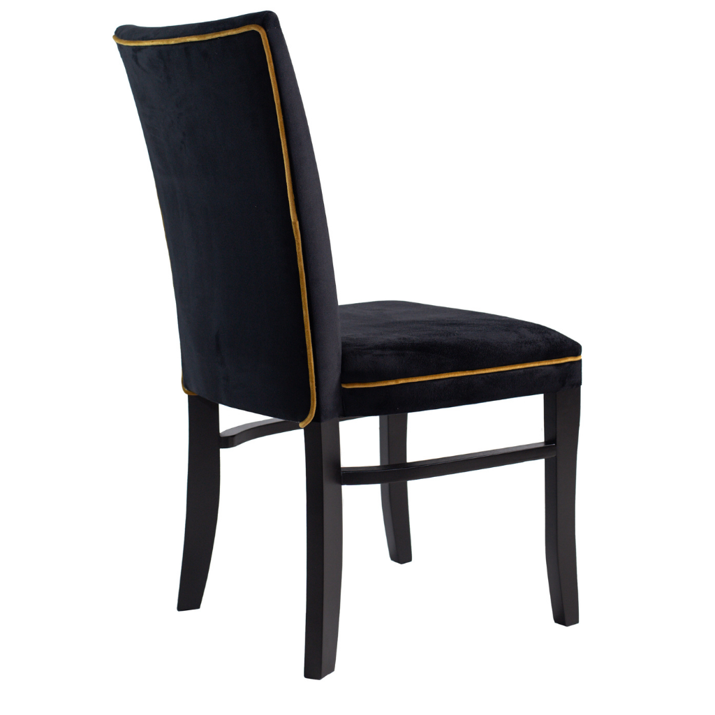 conjunto 2 cadeira naíma com tecido veludo preto, pés preto fosco, com debrum dourado, visto de lado