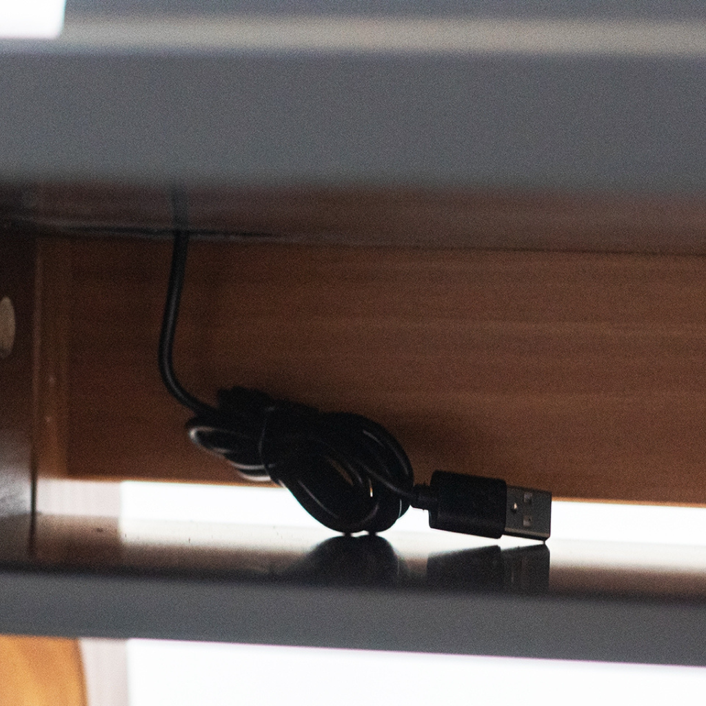 escrivaninha 3 gavetas cor wall areia e carvalho, destacando o fio usb