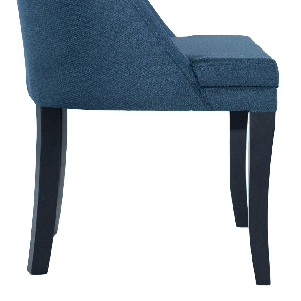 Poltrona Lira Pés Preto Fosco e Tecido Azul Royal, destacando os pés