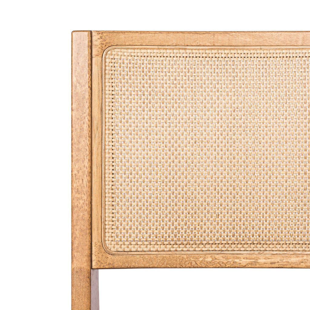 conjunto de 2 cadeiras de madeiras em trama natural e estufado silvia cor amêndoa tecido suede, detalhando a trama natural do encosto