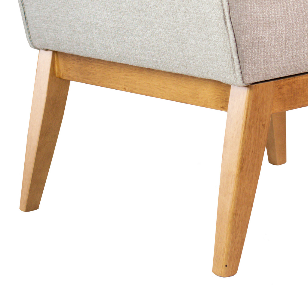 Poltrona Estofada Lip Tecido Linho Cinza, destacando os pés