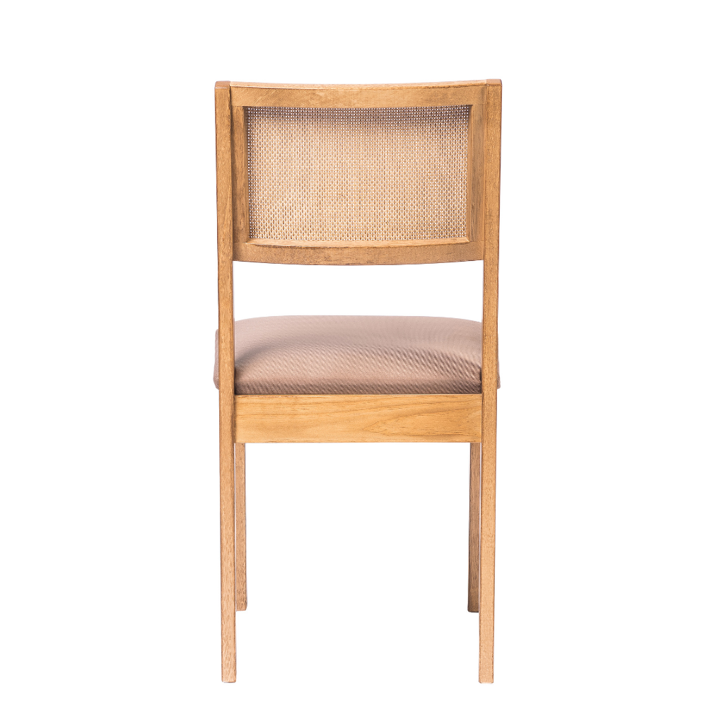conjunto de 2 cadeiras de madeiras em trama natural e estufado silvia cor amêndoa tecido suede, visto de costas