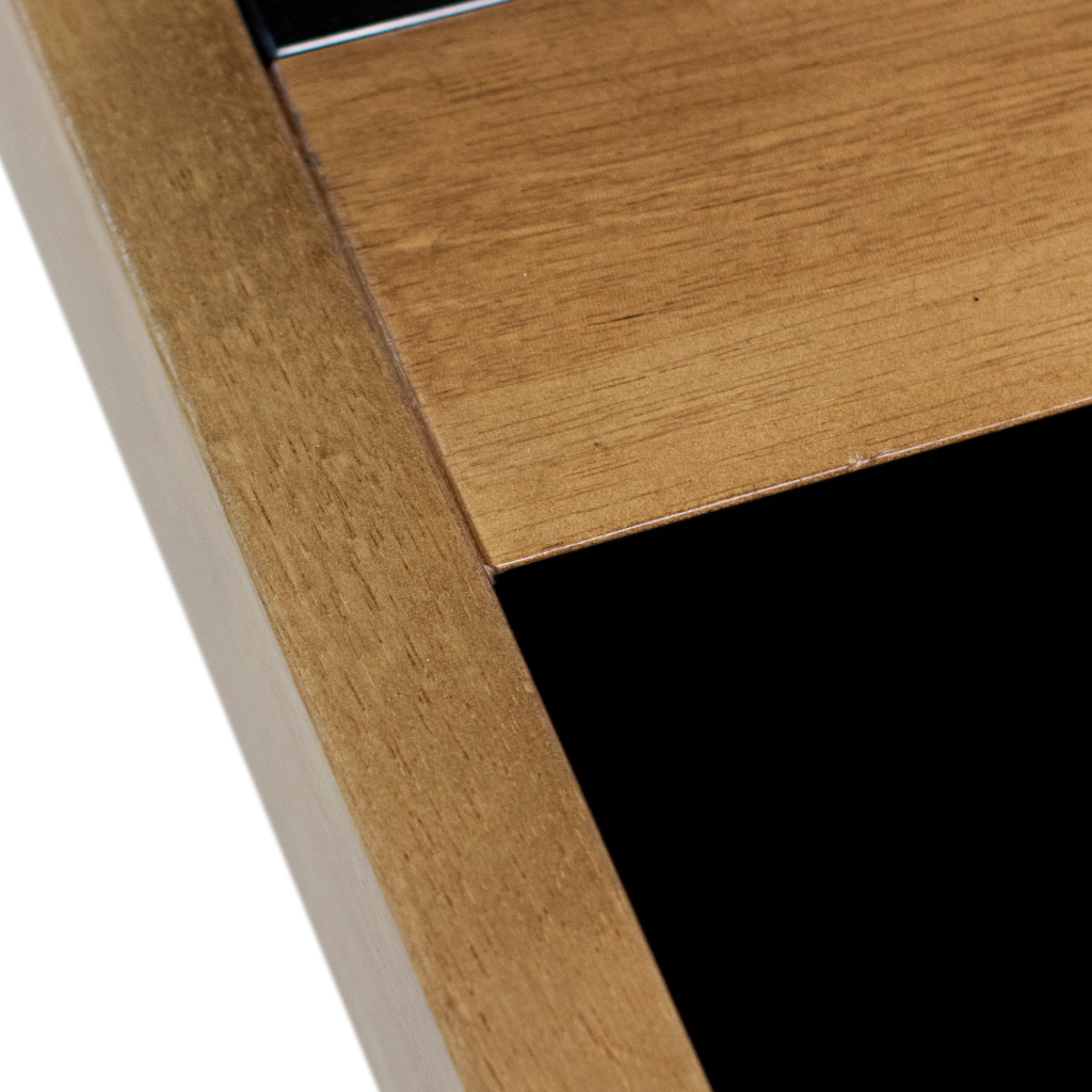 Mesa Extensível Estelita 4 e 6 Lugares Amêndoa com Tampo de Vidro Preto, destacando a parte de cima da mesa e tambem mostrando os acabamentos