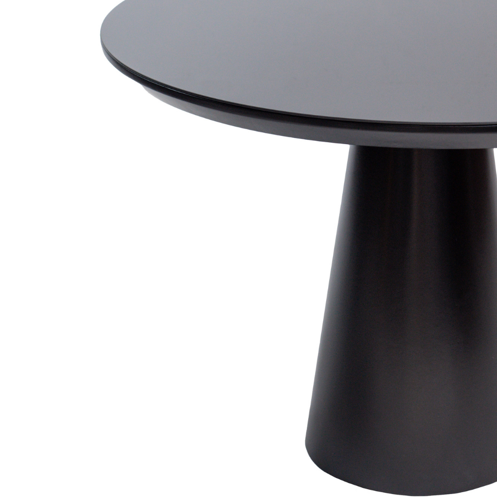 Mesa de Jantar Redonda Morgana Base Cone Preto e Tampo Preto e Vidro sobreposto Preto 120 cm, destacando a borda e o cone (pé)