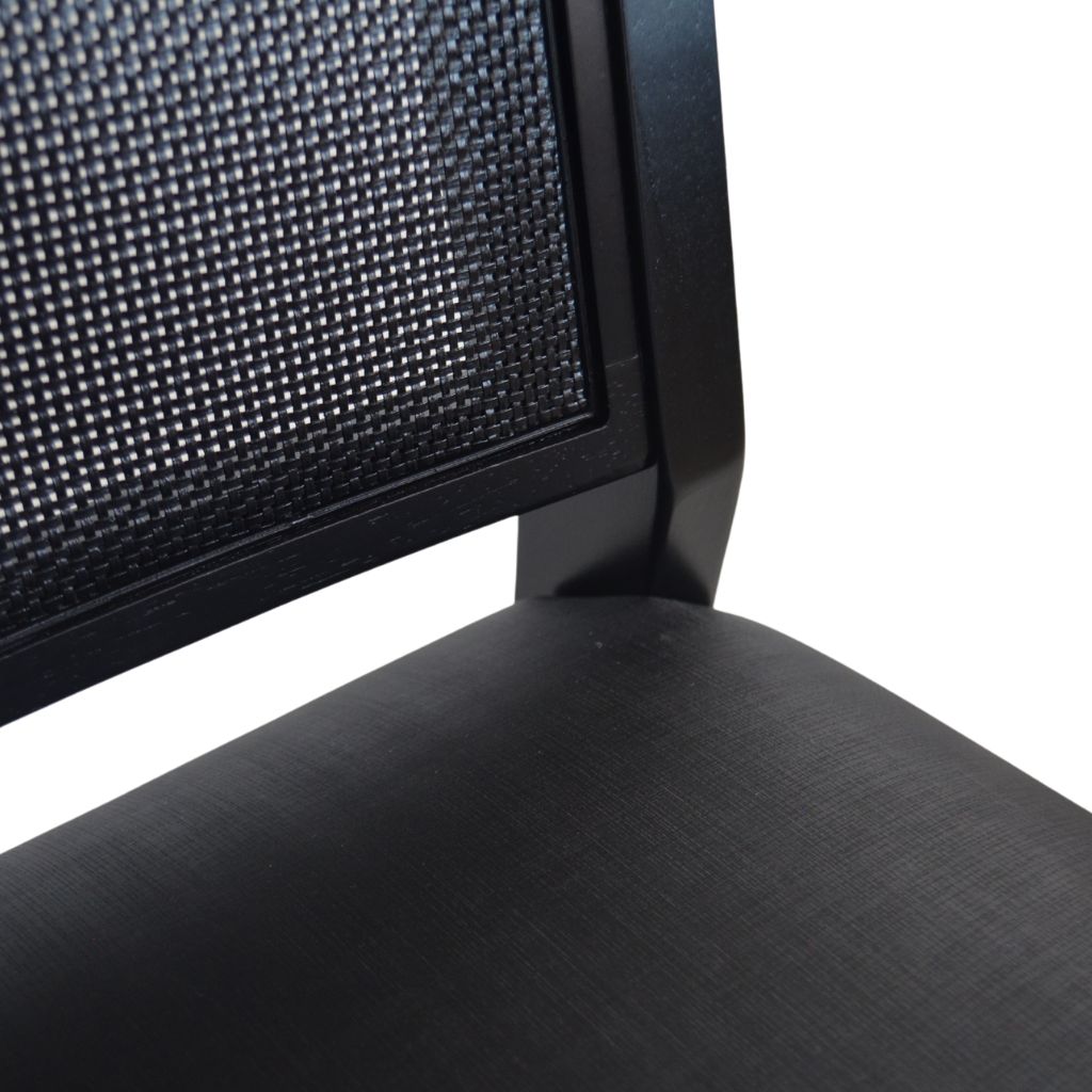 Banqueta de Madeira com Telinha e Estofado Silvia cor Preto Tecido Facto Preto Baixa