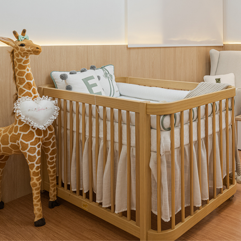 Berço 3 em 1 Evolutivo Kravo Kids em madeira Carvalho Malva com decoração de girafa