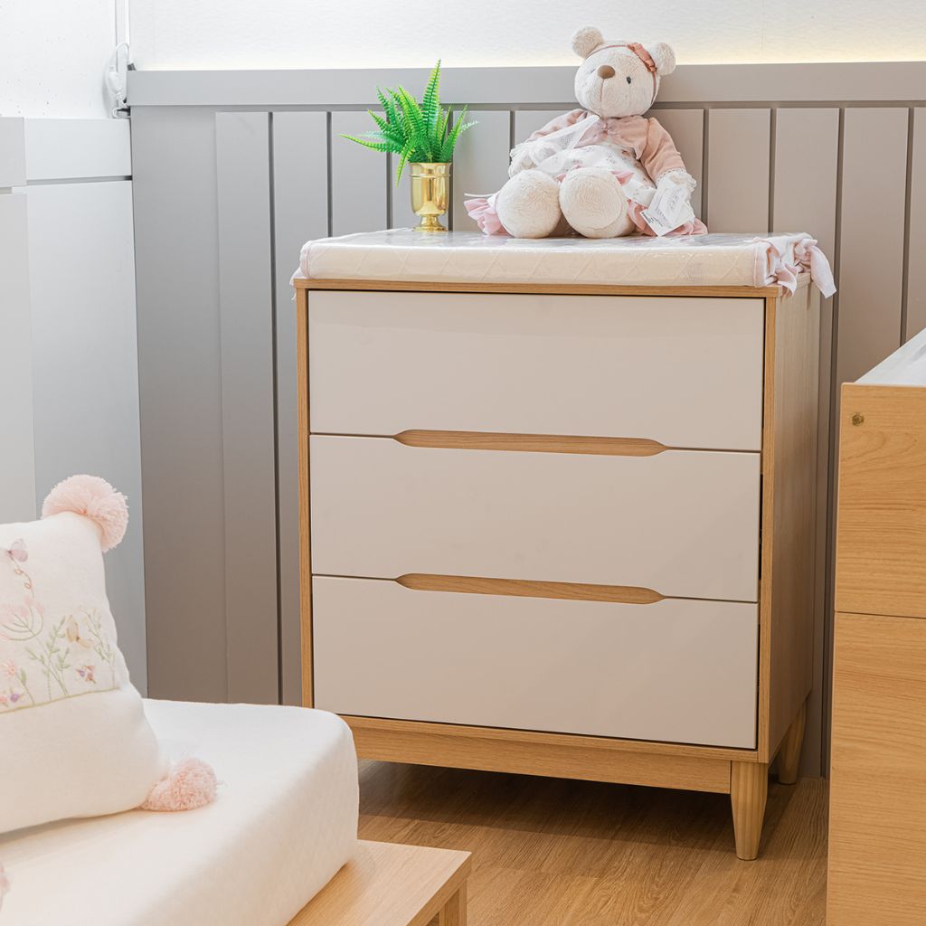Cômoda para Quarto de Bebê 3 Gavetas Tomi Cor Branco e Carvalho - Quater