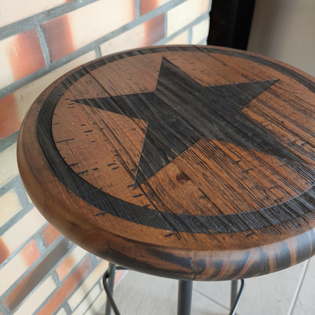 Banqueta de Madeira Round com Impressão Industrial Cor Marrom Rústico e Pés Grafite