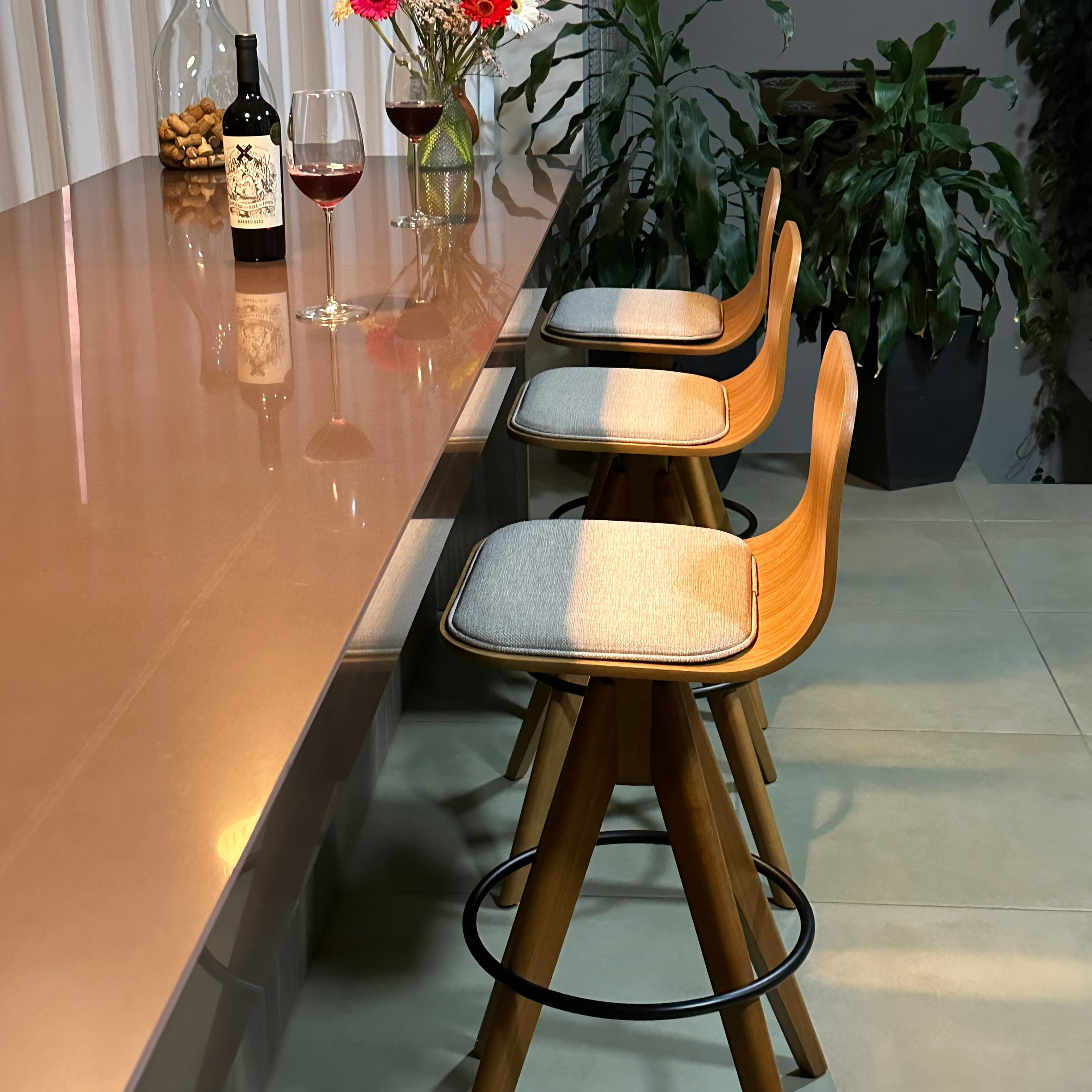Banqueta Estofada Fixa Marina Cor Freijó Tecido Frise Claro