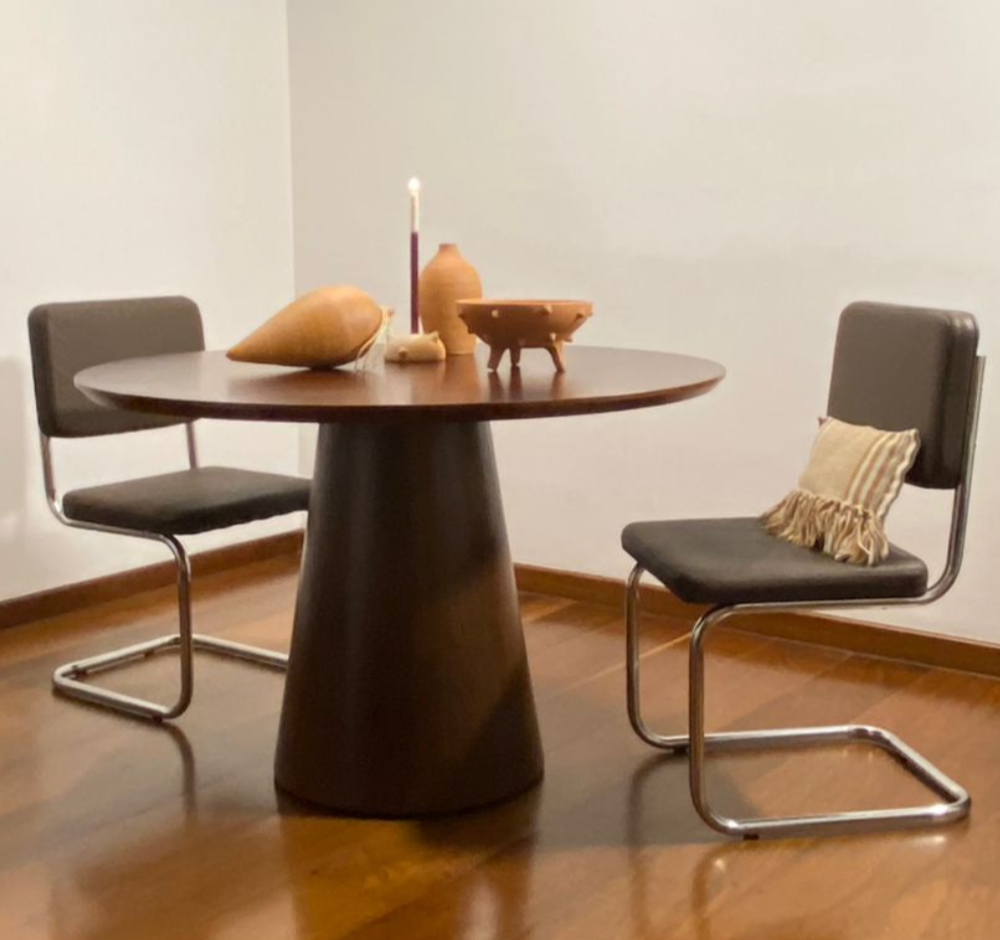 Mesa de Jantar Redonda Jasmine Base Cone Castanho e Tampo Castanho 140 cm