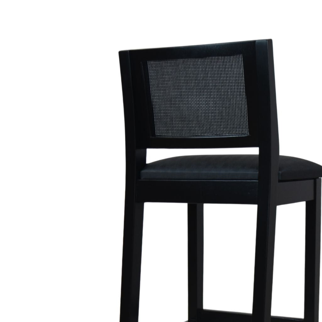 Banqueta de Madeira com Telinha e Estofado Silvia cor Preto Tecido Facto Preto Baixa