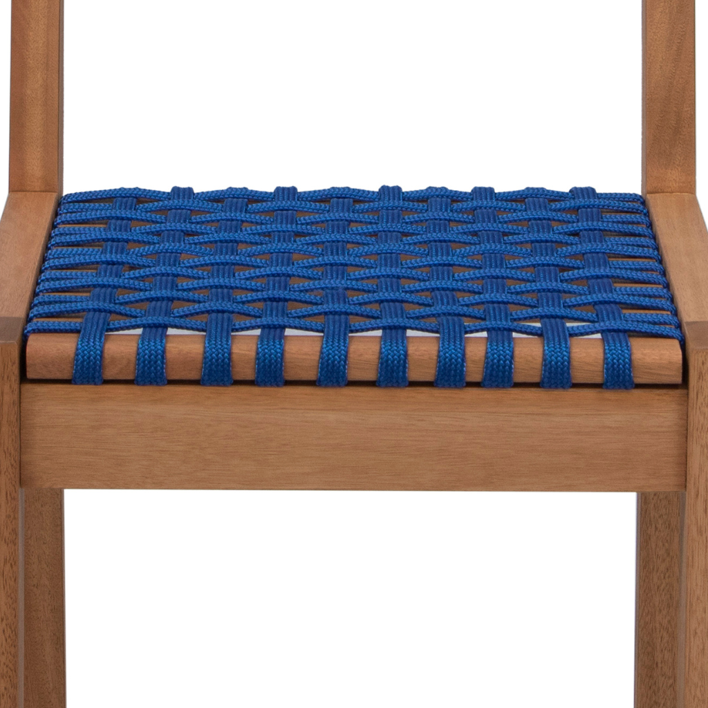 Cadeira de madeira com encosto, assento de cordas cor azul, detalhando o assento