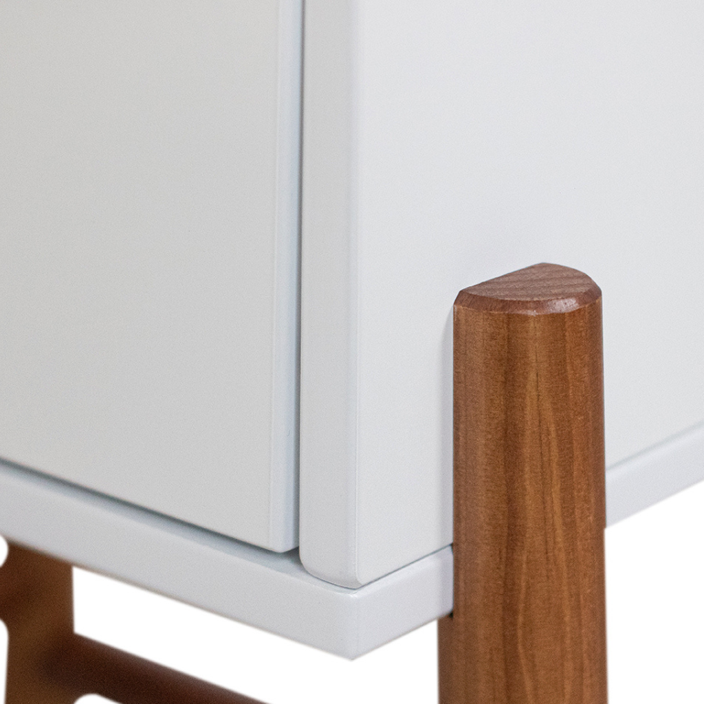 Mesa de cabeceira ring com gaveta, cor laca branca e com garapa natural, demonstrando os detalhes 