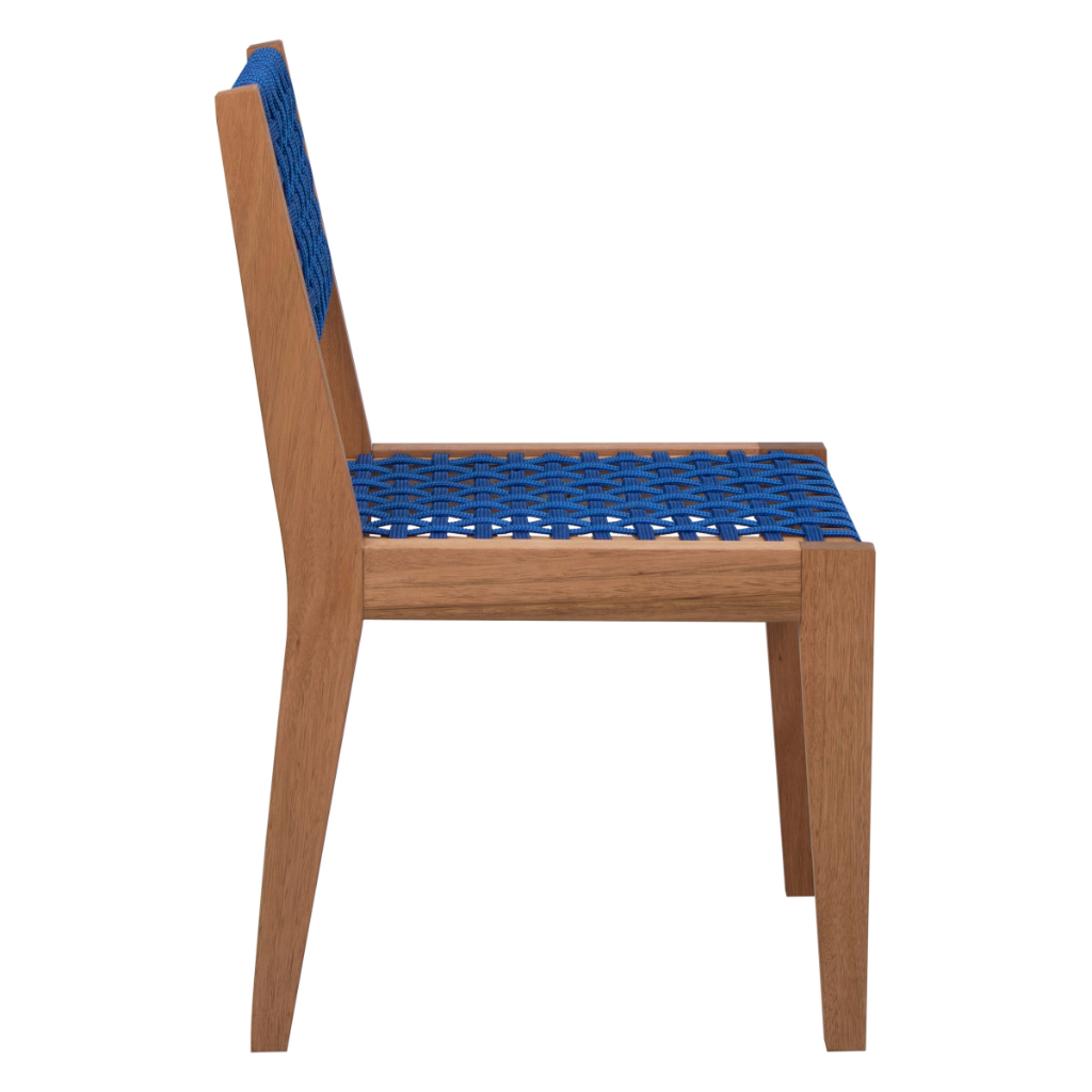 Cadeira de madeira com encosto, assento de cordas cor azul, visto de lado