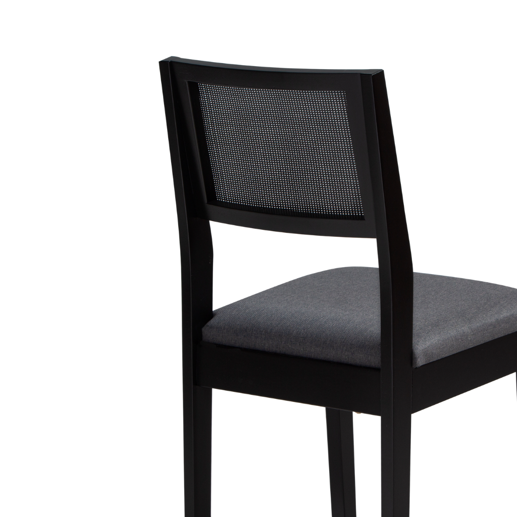  cadeira de madeira em trama natural e estufado silvia cor preto tecido linho escuro, visto de costas