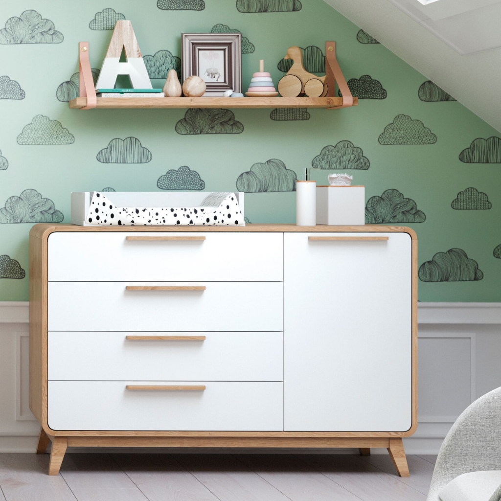 cômoda 4 gavetas e 1 porta evolutivo cor carvalho e branco, destacando como irá ficar em sua casa