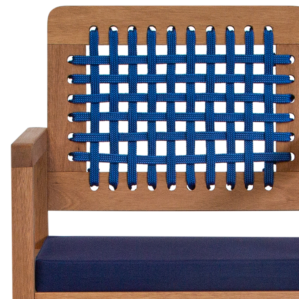 Banqueta de madeira, tecido acquablock azul e encosto de corda azul, destacando o assento e o encosto