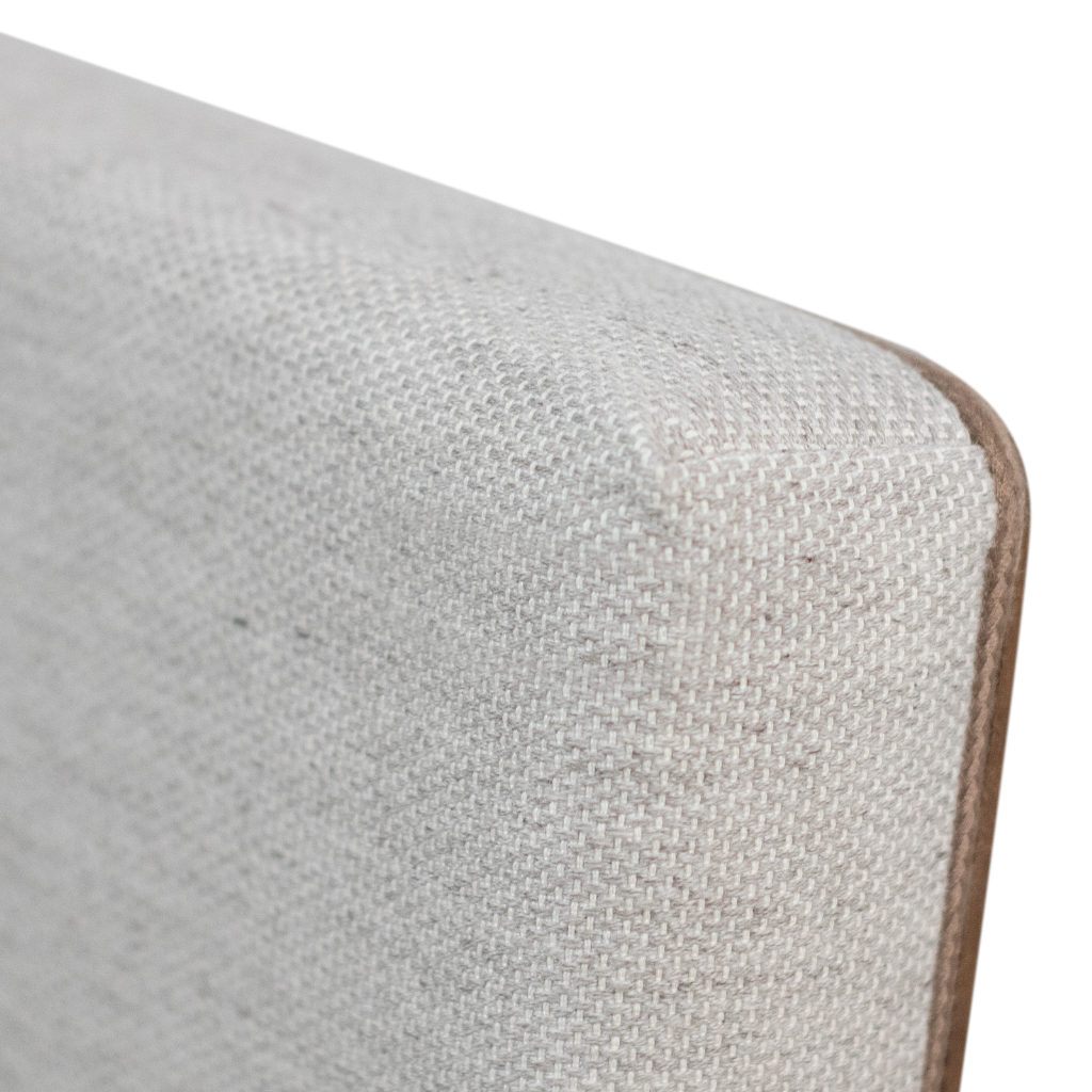 cadeira elaine cor nogueira, tecido frame claro, pés industriais, detalhando o acabamento do decido junto ao encosto