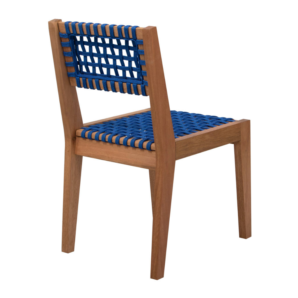Cadeira de madeira com encosto, assento de cordas cor azul, visto de costas