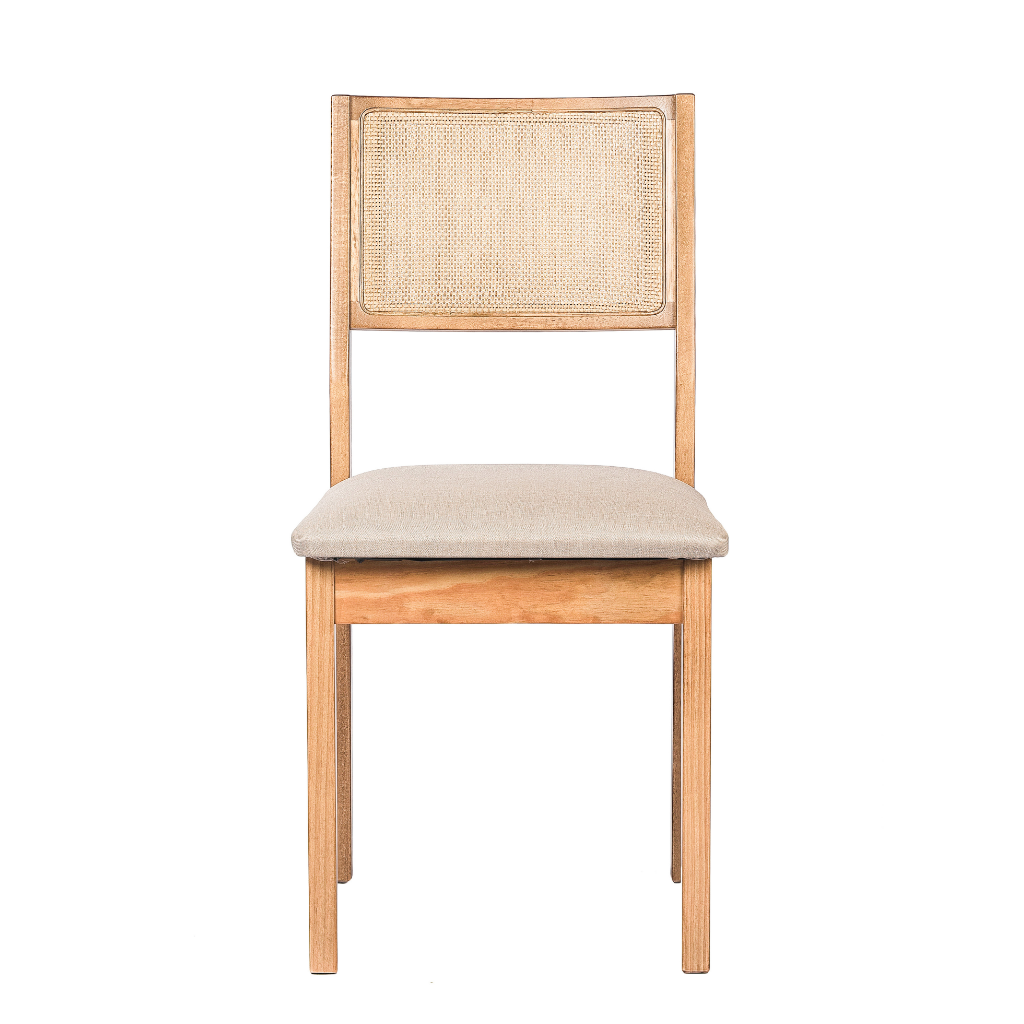 conjunto de 2 cadeiras de madeiras em trama natural e estufado silvia cor amêndoa tecido linho, visto de frente