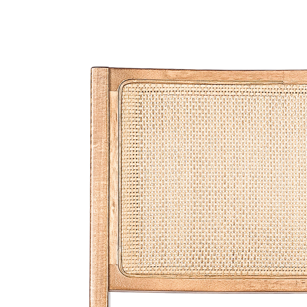 cadeira de madeira em trama natural e estufado silvia cor amêndoa tecido linho, detalhando o encosto  com trama natural