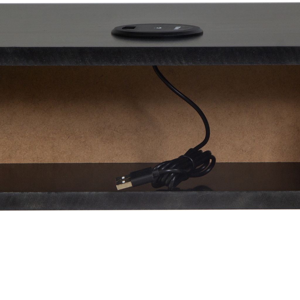 mesa de cabeceira em madeira, cor preta com garapa natural volt, detalhando o fio usb