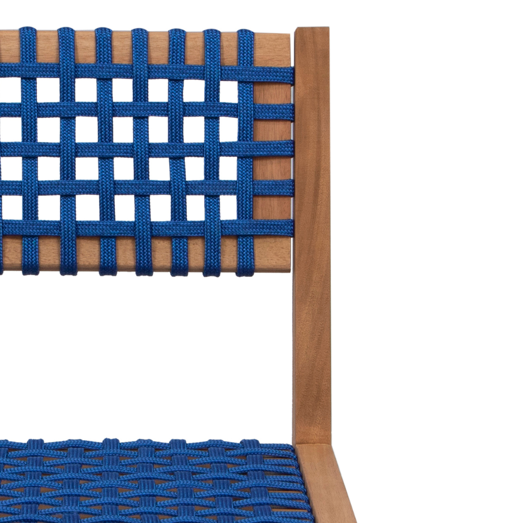 Cadeira de madeira com encosto, assento de cordas cor azul, detalhando o encosto