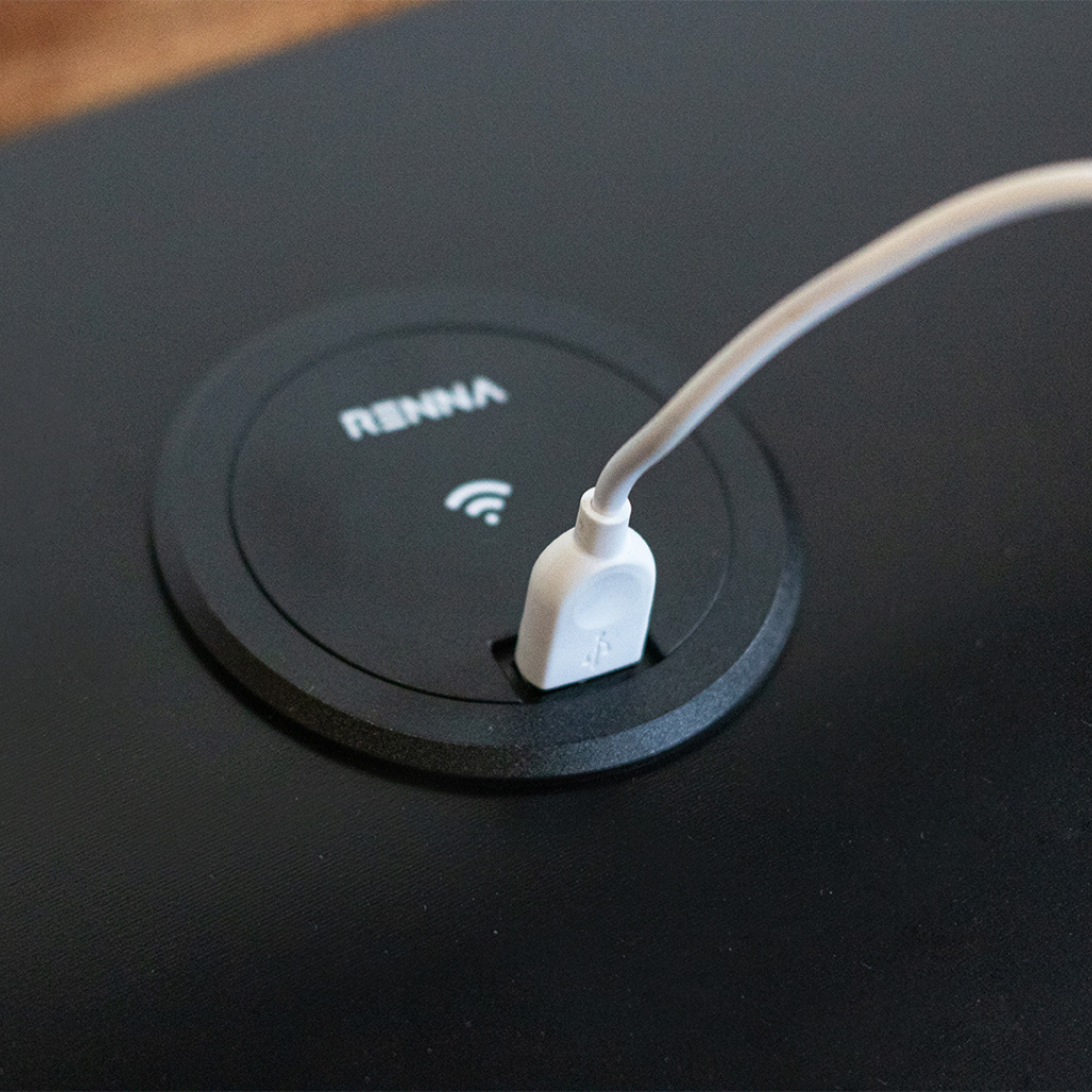 mesa de cabeceira em madeira, cor preta com garapa natural volt, detalhando a entrada usb