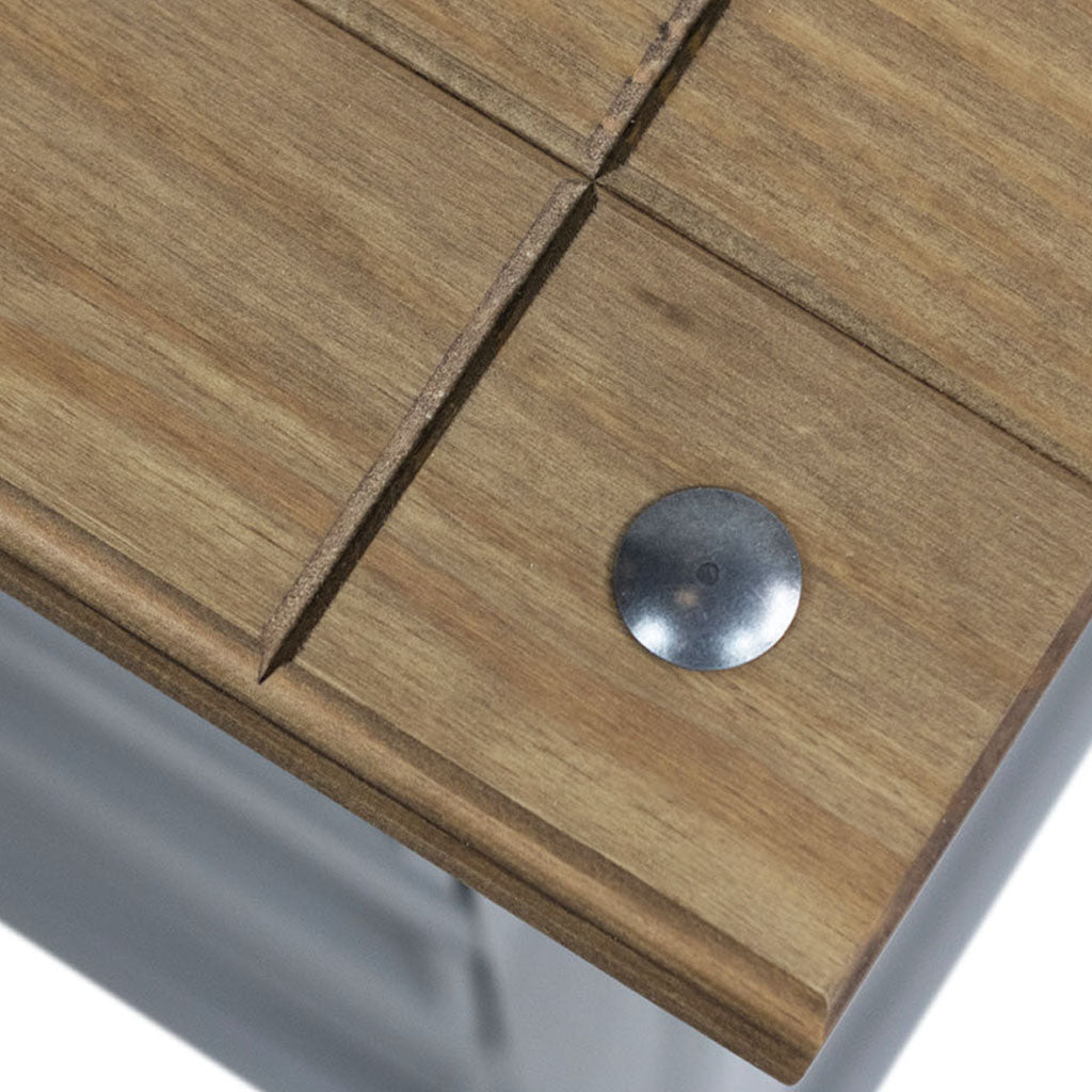 Mesa de cabeceira boho com 3 gavetas, cor cinza e madeira natural, detalhando a parte de cima do móvel