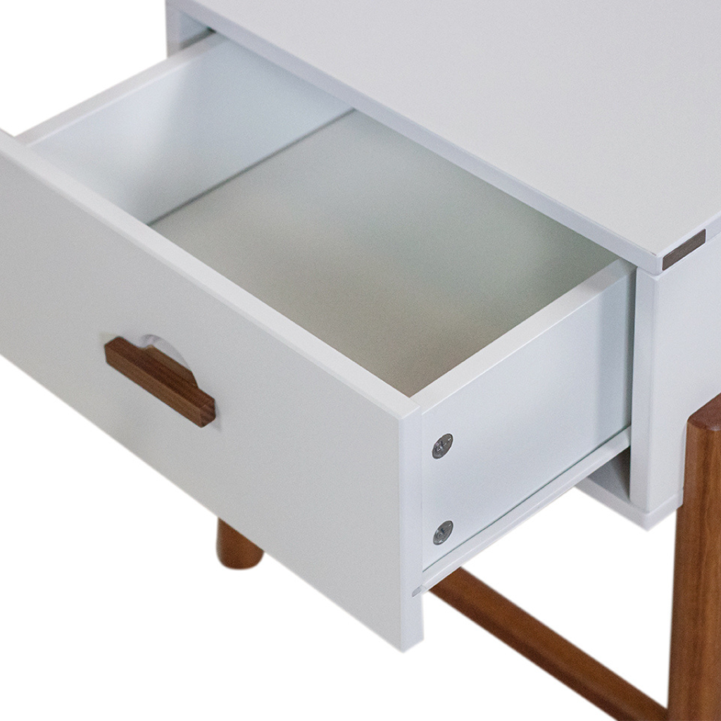 Mesa de cabeceira ring com gaveta, cor laca branca e com garapa natural, com as gavetas abertas