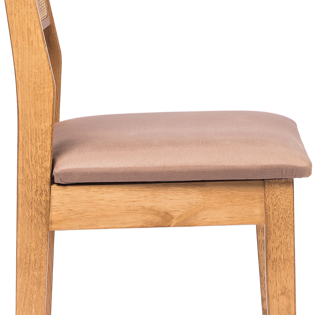 conjunto de 2 cadeiras de madeiras em trama natural e estufado silvia cor amêndoa tecido suede, detalhando  o estofado do assento