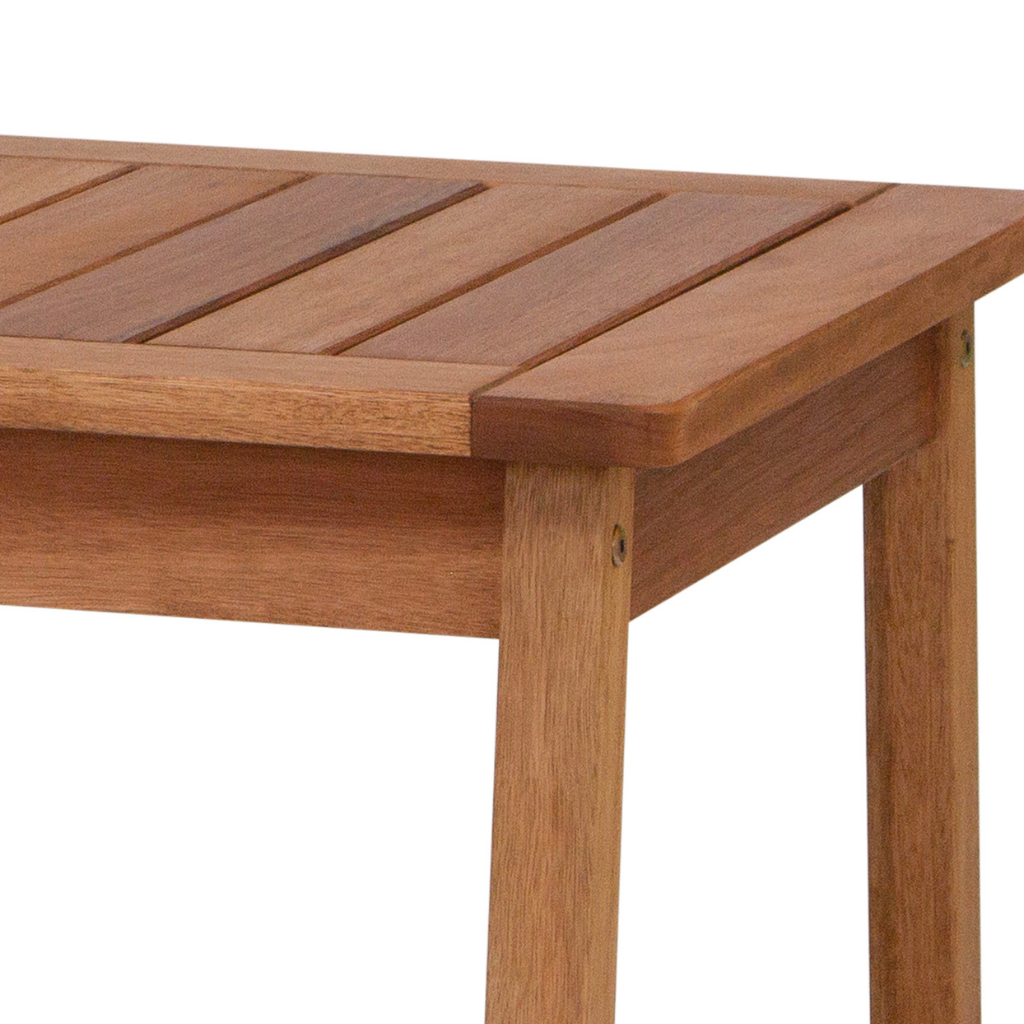 Mesa de centro retangular alpina em madeira ripada, cor stain castanheira, detalhando as bordas