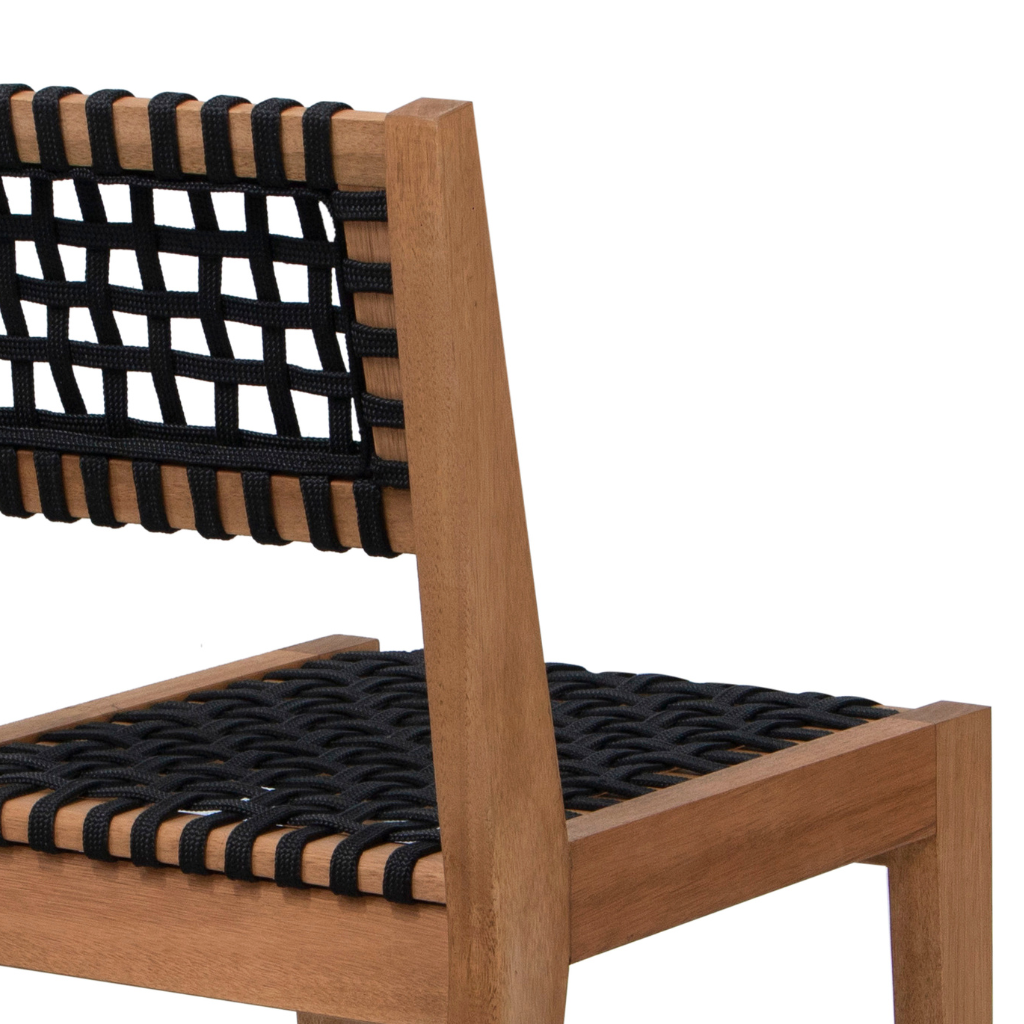 Cadeira de madeira com encosto e assento de cordas cor preta, detalhando o assento e encosto