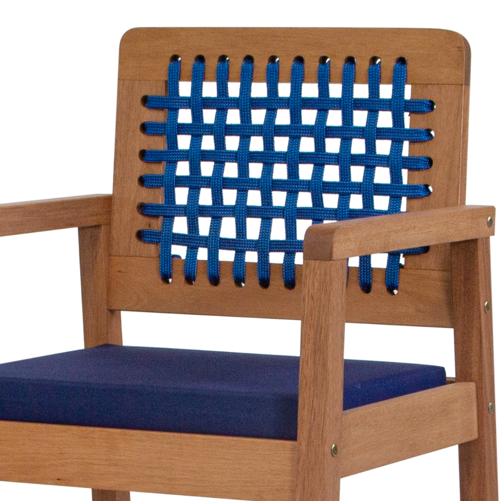 Banqueta de madeira, tecido acquablock azul e encosto de corda azul, destacando o encosto e o assento