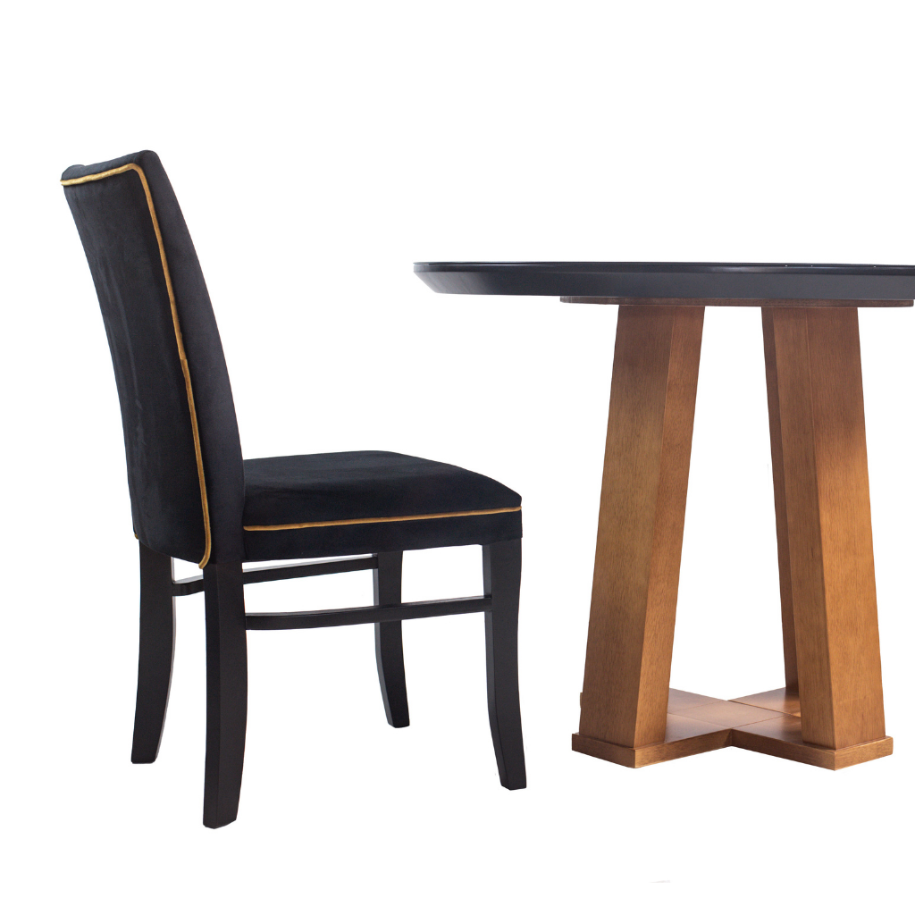 Mesa de jantar redonda catarina base x amêndoa e tampo preto 110 cm, mostrando como fica com uma cadeira