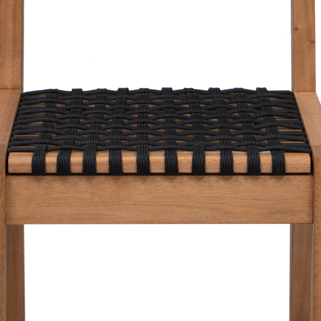 Cadeira de madeira com encosto e assento de cordas cor preta, detalhando o assento