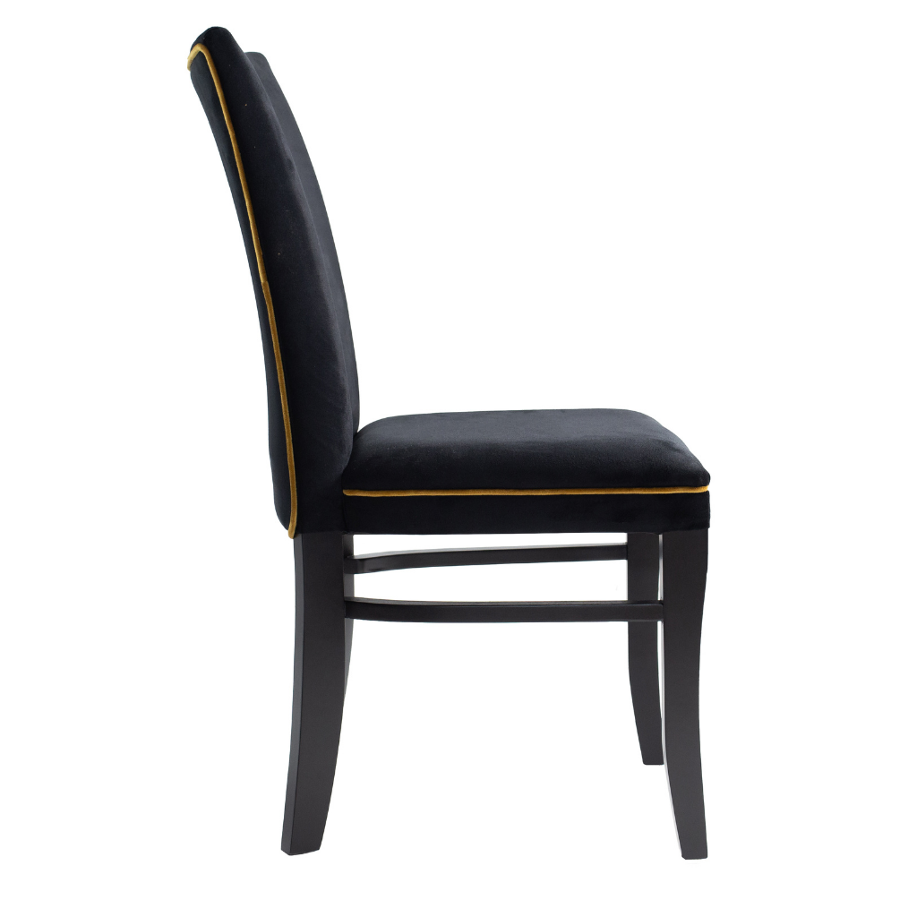 conjunto 2 cadeira naíma com tecido veludo preto, pés preto fosco, com debrum dourado, visto de lado