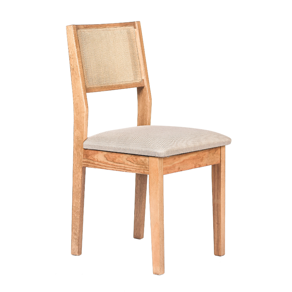 conjunto de 2 cadeiras de madeiras em trama natural e estufado silvia cor amêndoa tecido linho, visto de lado