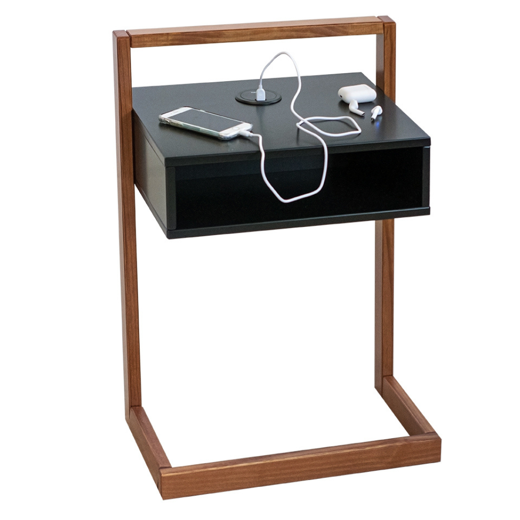 mesa de cabeceira em madeira, cor preta com garapa natural volt, detalhando como irá ficar com a entrada usb