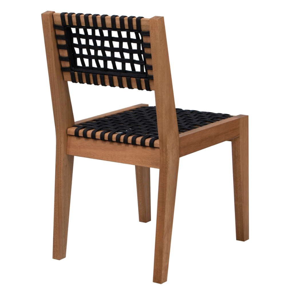 Cadeira de madeira com encosto e assento de cordas cor preta, visto de costas