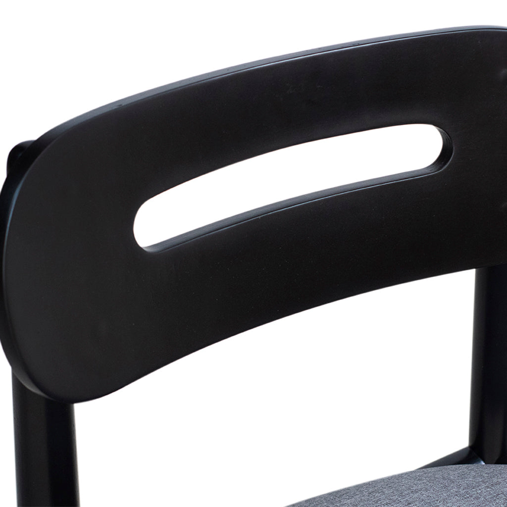 Cadeira Em Madeira Luana Cor Laca Preta Fosca Tecido Linho Cinza, destacando o encosto  e seus detalhes