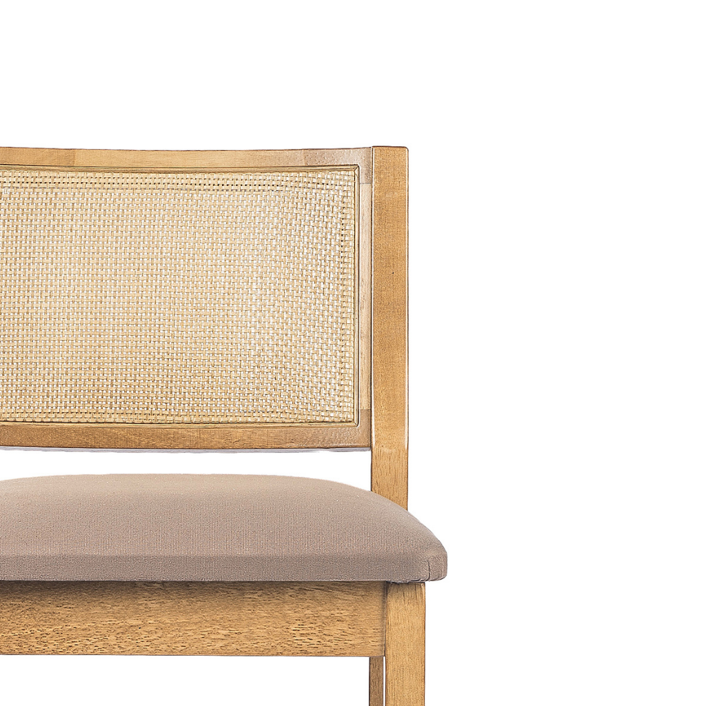 Banqueta em madeira com trama natural e estofado suede bege cor amêndoa, destacando o assento e o encosto