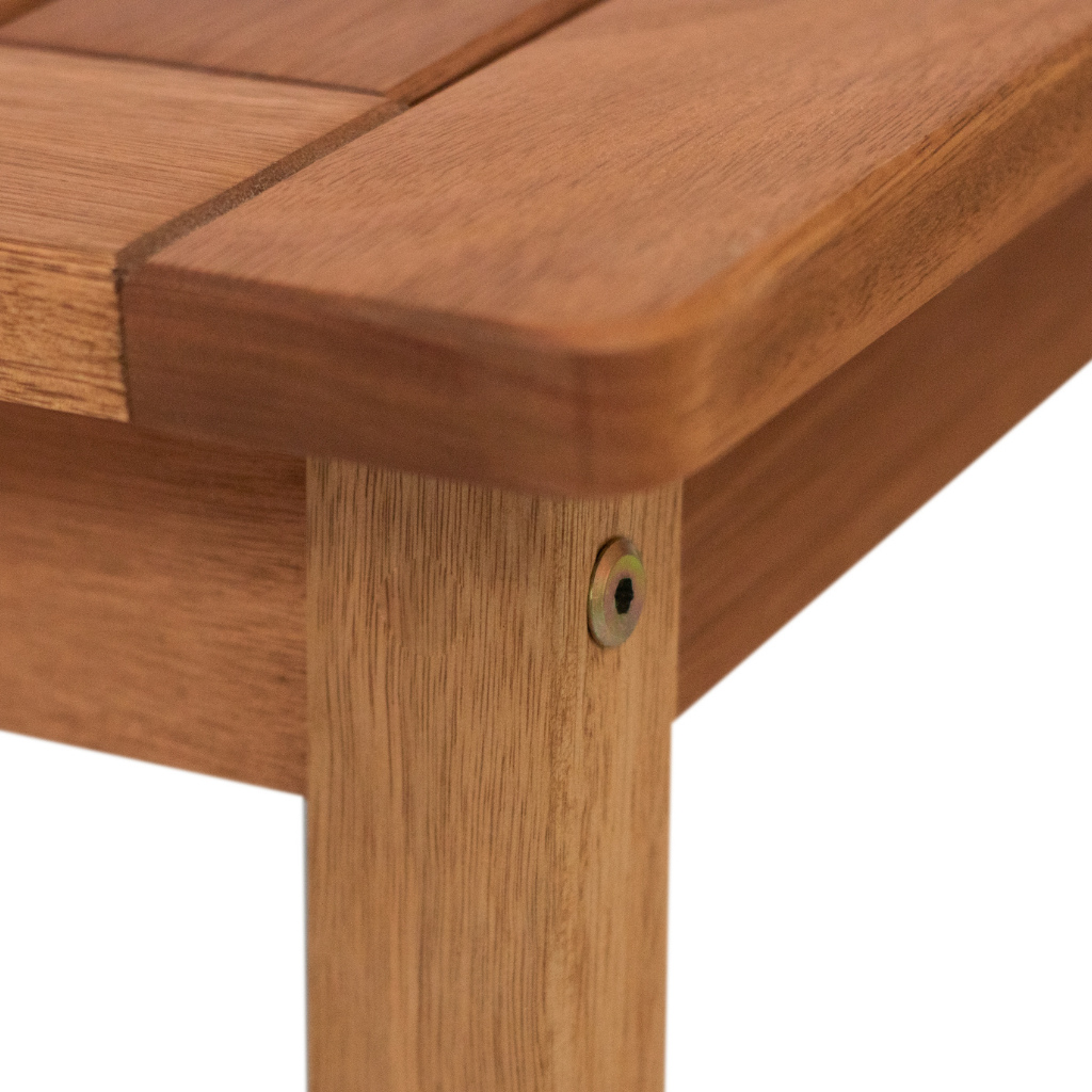 Mesa de centro retangular alpina em madeira ripada, cor stain castanheira, detalhando os acabamentos entre pé e base