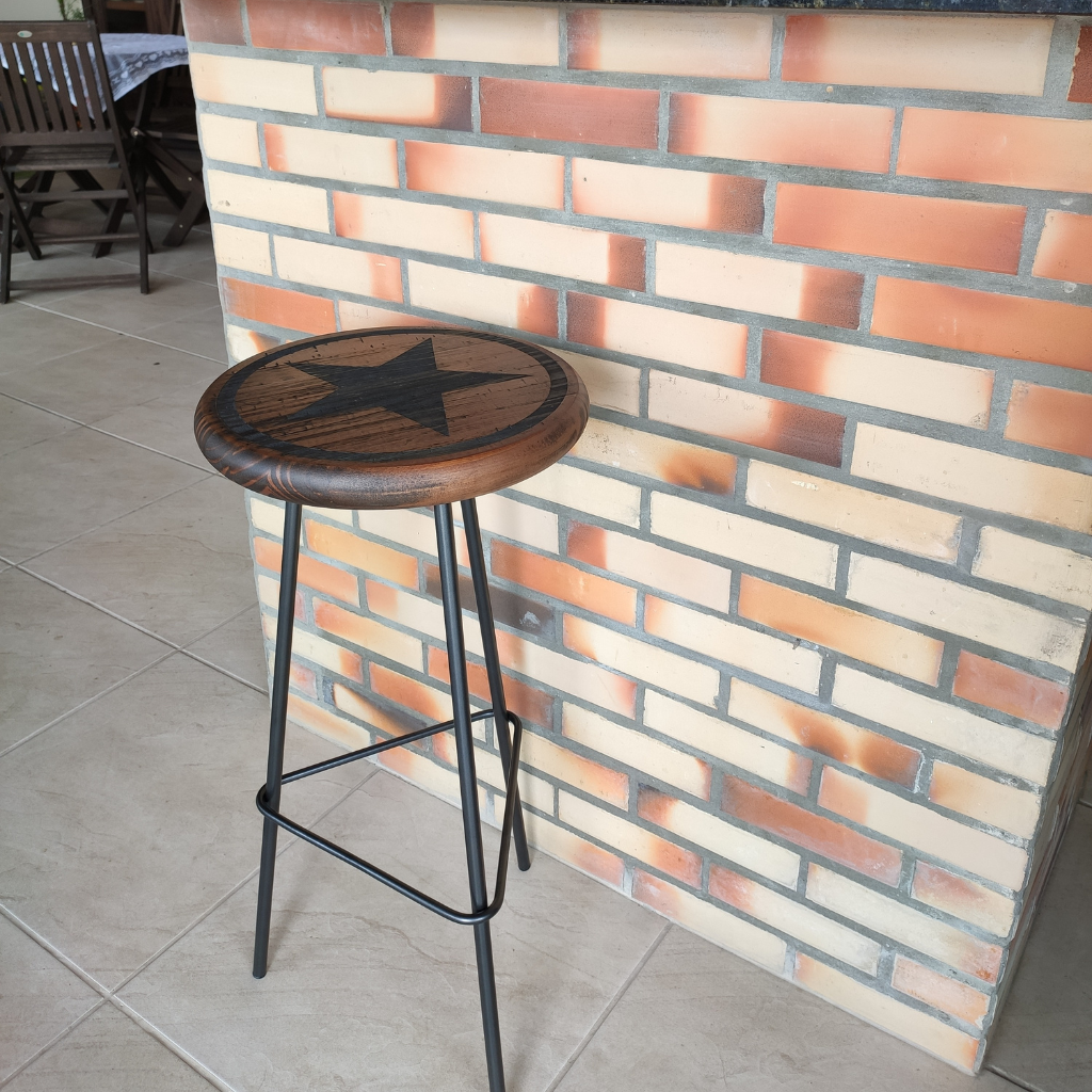 banqueta com impressão industrial, cor marrom rústico, destacando como irá ficar em sua casa