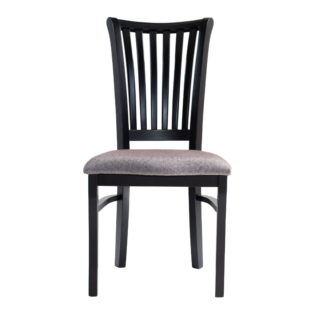 Foto de frente da cadeira, mostrando seu encosto ripado com assento em linho