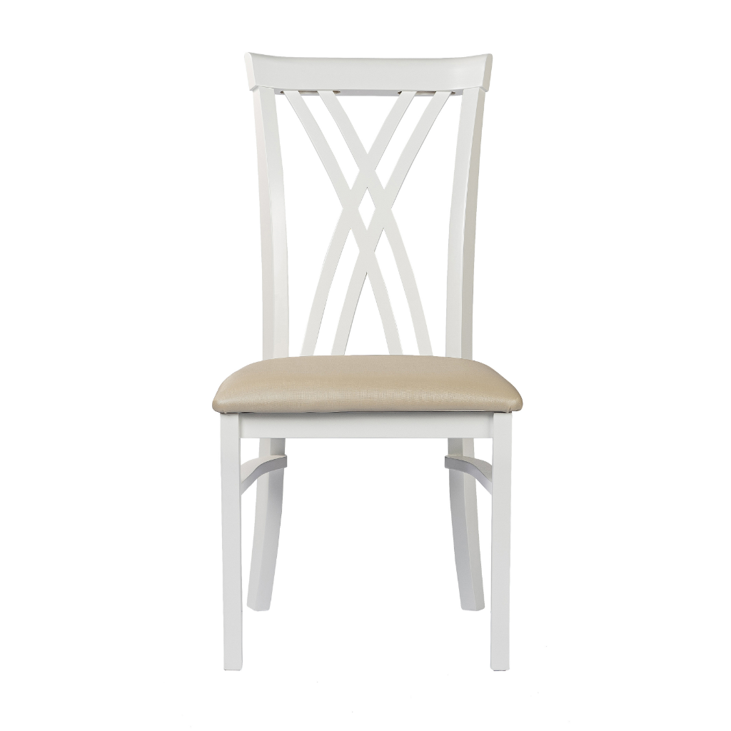 Cadeira laca branca, seu detalhe no encosto que forma um x.