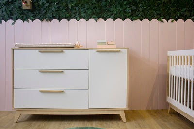 Conjunto Quarto Bebê: Berço + Cômoda 3 Gavetas e 1 Porta Petit Branco e Carvalho