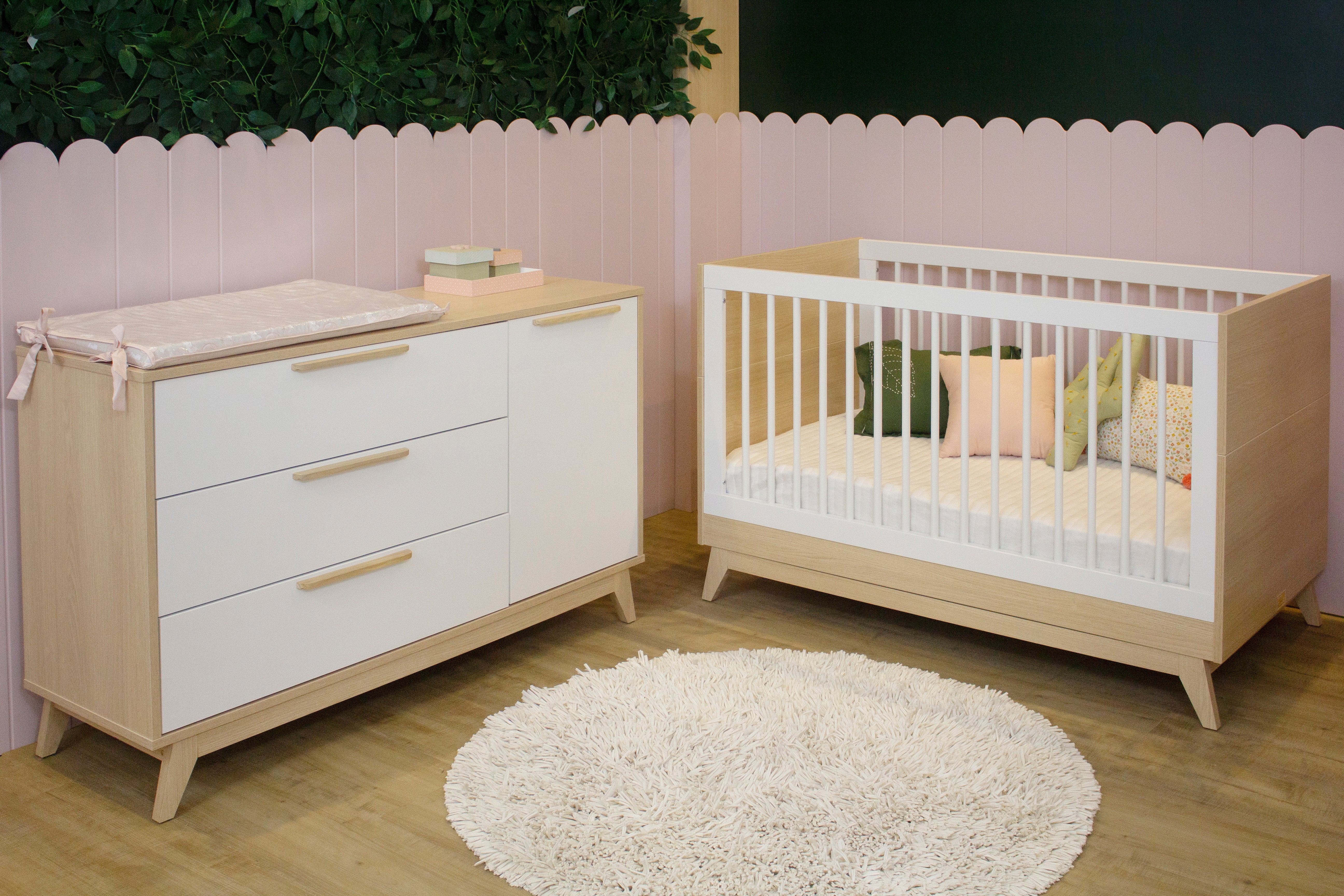 Conjunto Quarto Bebê: Berço + Cômoda 3 Gavetas e 1 Porta Petit Branco e Carvalho